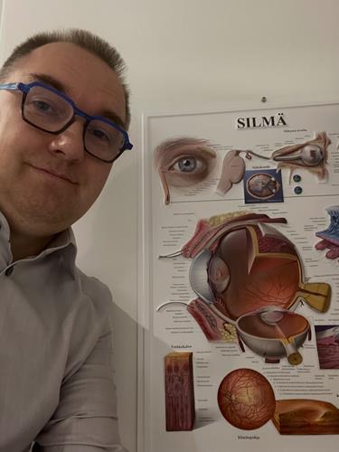Optometristi Olli Lappalainen tutkii silmäterveyttä sekä näkemistä Suomussalmella Kello-Optiikka Lappalaisella
